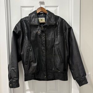 Vintage women’s Black Leather Bomber Jacket cropped fit medium pattern